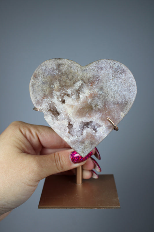 Roze amethist hart op standaard