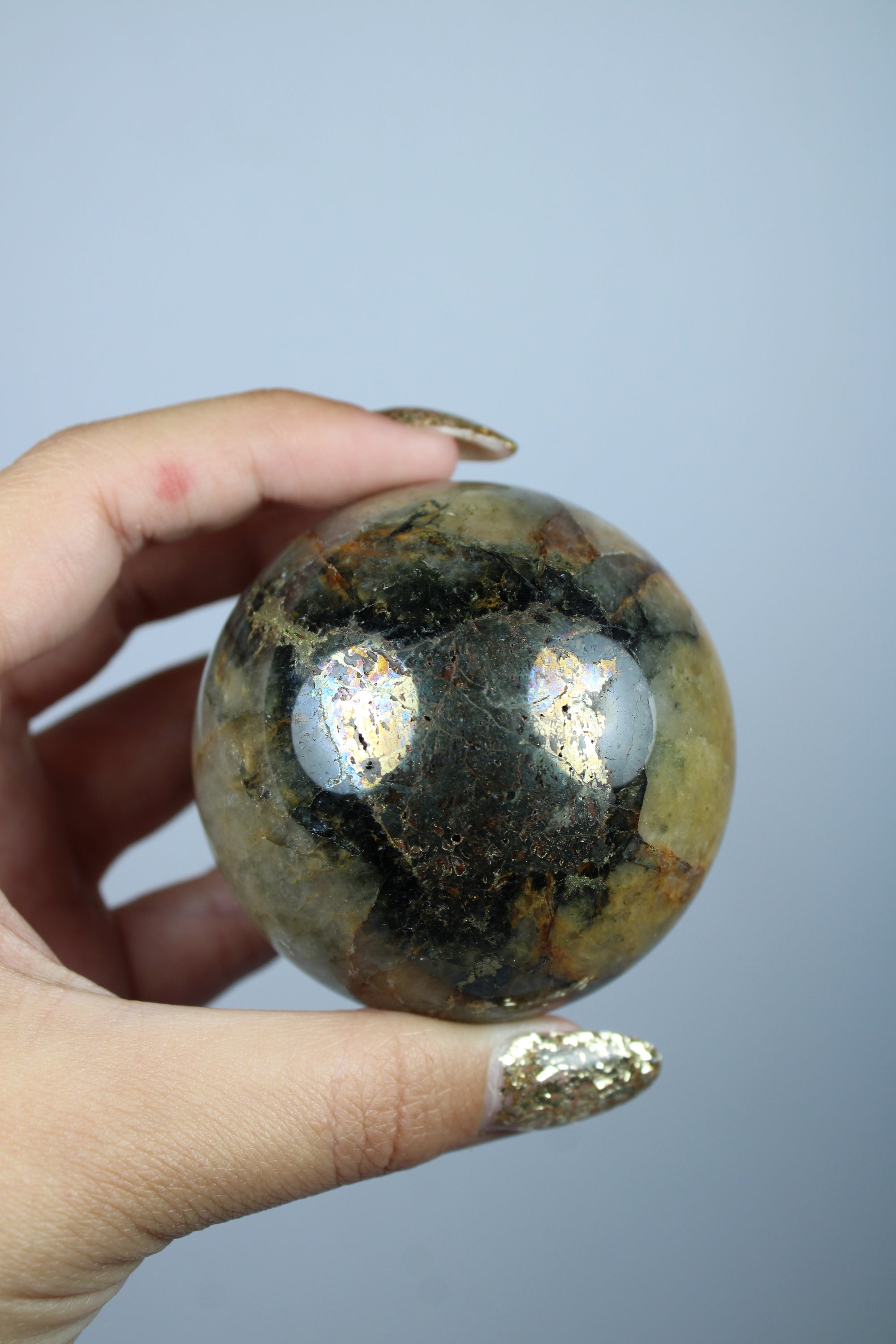 Golden healer met pyriet sphere