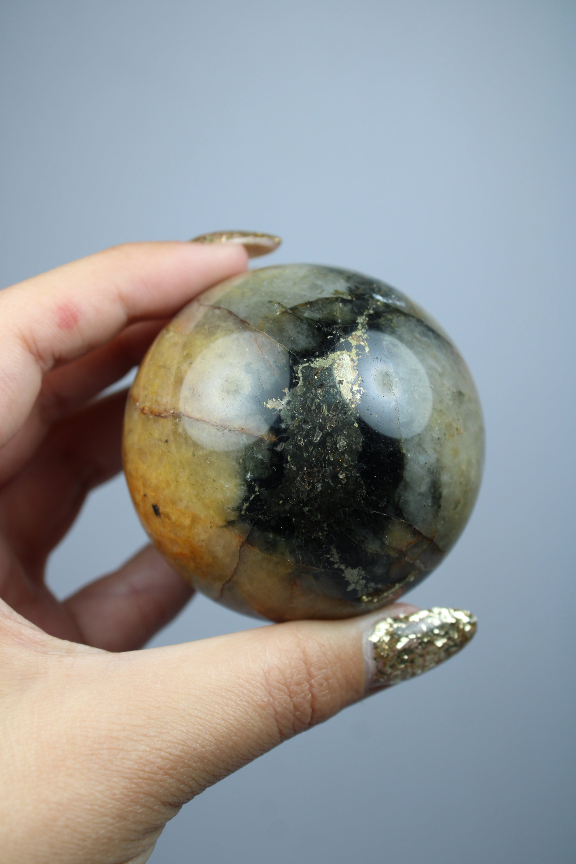 Golden healer met pyriet sphere