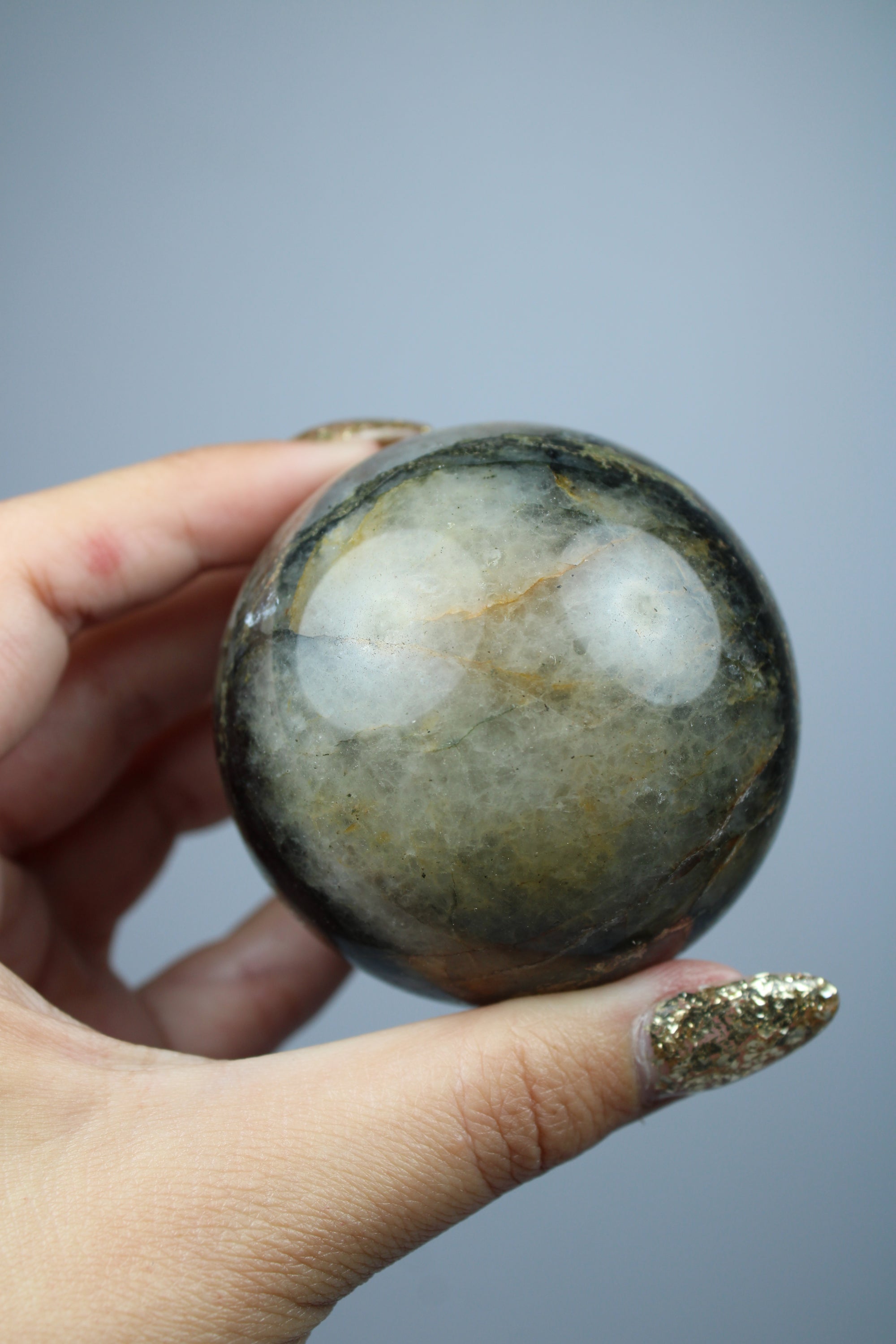 Golden healer met pyriet sphere